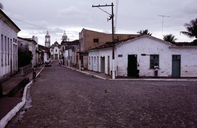 Aspectos de rua e Igreja Matriz de Nossa Senhora da Vitória (ao fundo)