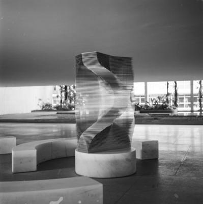 Obra da série do Polivolume de Mary Vieira