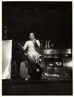 Elizeth Cardoso ao microfone