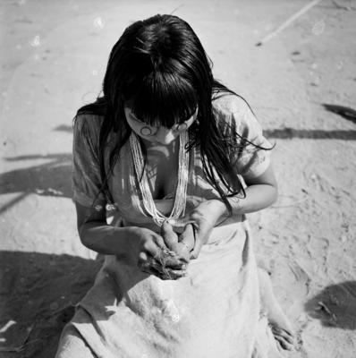 Mulher do povo Karajá confeccionando bonecas de cerâmica chamadas Ritxòkò