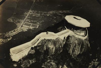 Vista áerea do Morro do Corcovado com o Mirante Chapéu do Sol