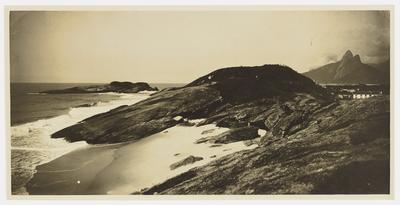 Praia de Copacabana; ao fundo, a Pedra do Arpoador e o Morro Dois Irmãos