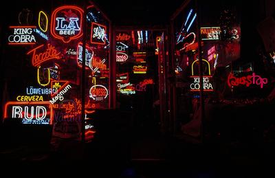 Flagrante de rua - placas, letreiros e cartazes