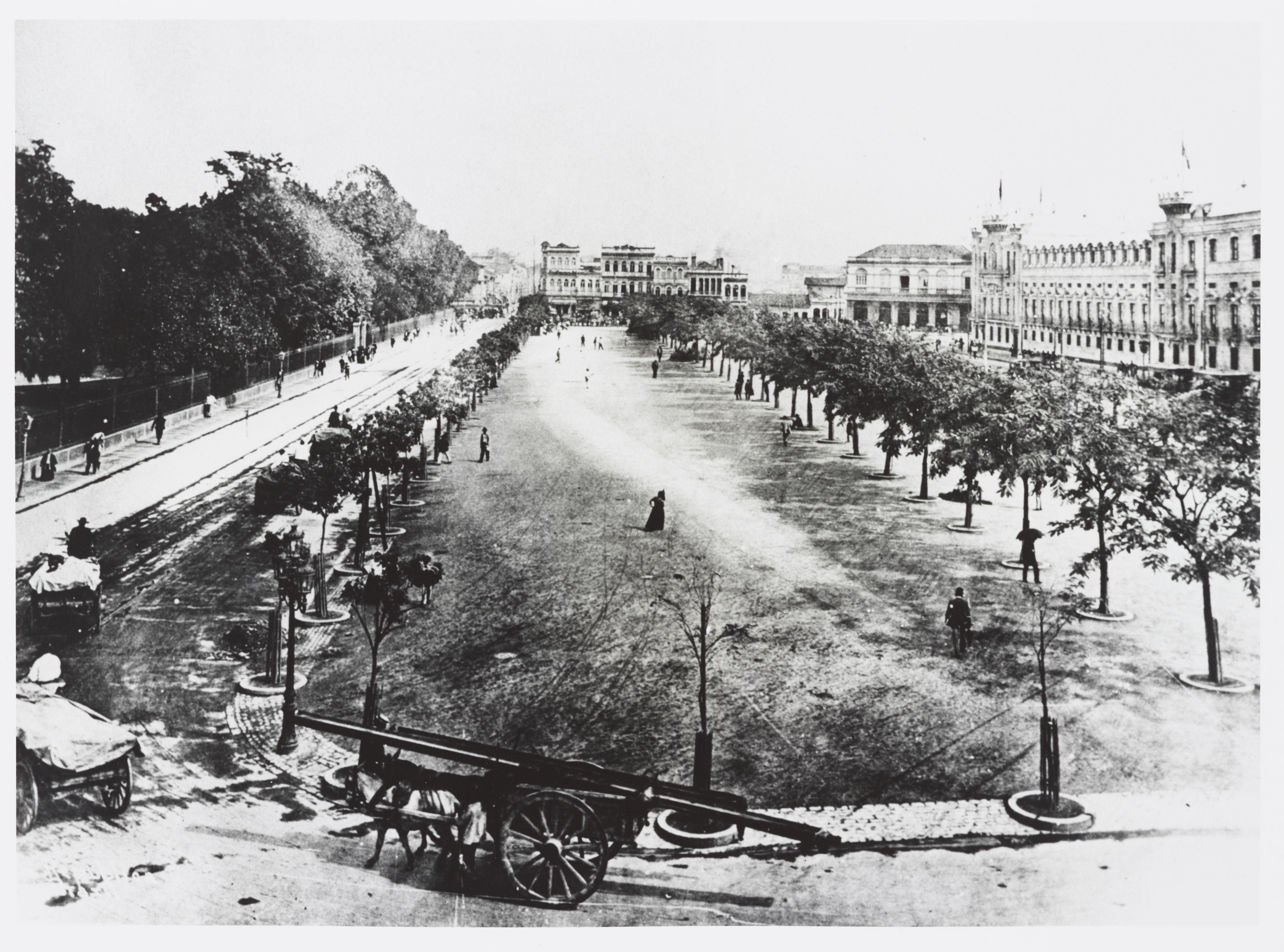 Praça da República; à direita, o Quartel do Exército