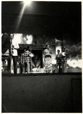 Elizeth Cardoso ao microfone