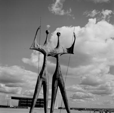"Os Candangos" ou "Os Guerreiros", escultura de Bruno Giorgi. Ao fundo, o Supremo Tribunal Federal
