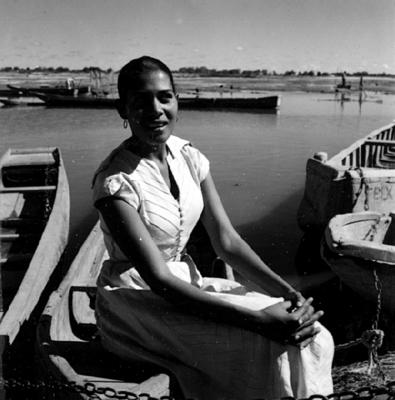 Mulher sentada em barco