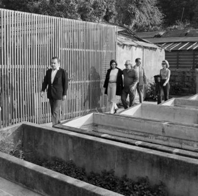 Renato Archer, Vinicius de Morais e sua mulher, Nelita Léclery. Atrás, Madeleine Archer (loura), no Sítio Burle Marx, na ocasião da visita de Pablo Neruda