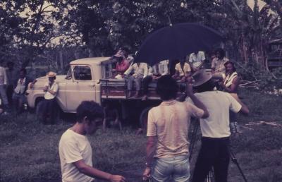 Jorge Bodanzky com a câmera durante as filmagens de "Iracema: uma transa amazônica"