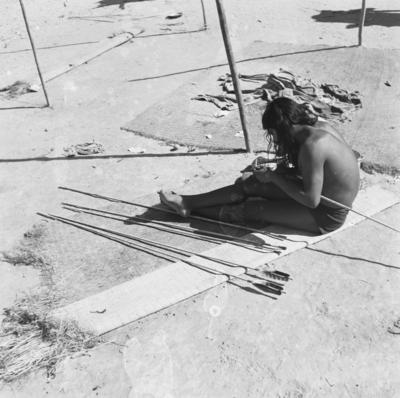 Homem do povo Karajá confeccionando flechas