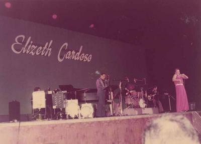 Elizeth Cardoso ao microfone