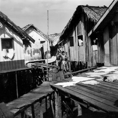 Vila da Barca, palafitas flutuantes