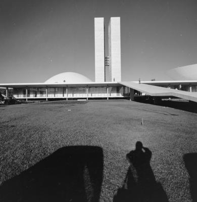 Congresso Nacional, vendo-se a sombra do fotógrafo Marcel Gautherot
