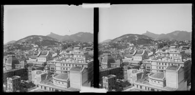Região da Avenida Central (atual Rio Branco); ao fundo, o Morro do Castelo