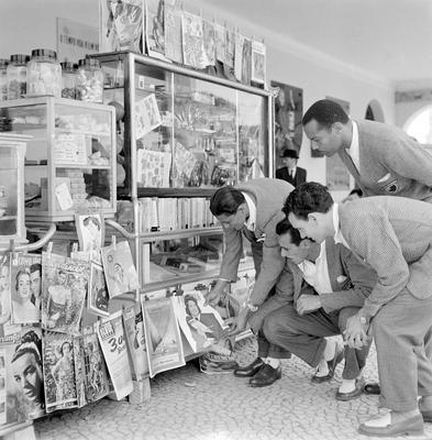 Excursão do Flamengo pela Europa - Jogadores do Flamengo compram um exemplar da revista O Cruzeiro