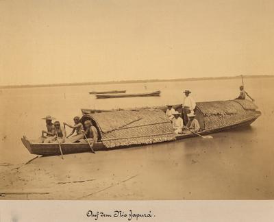 Canoa no rio Japurá levando produtos ao mercado de Coari