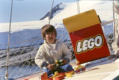 Igor Belli brinca com brinquedos LEGO