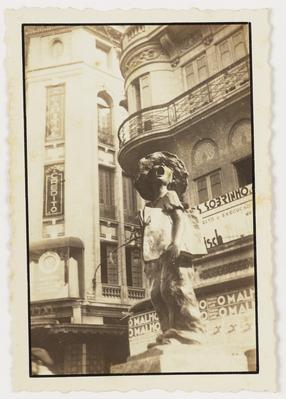 Estátua do Pequeno Jornaleiro; na esquina da rua Miguel Couto com a rua do Ouvidor