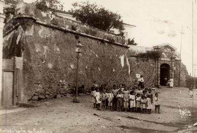 Ruínas do portão do Forte de São Januário
