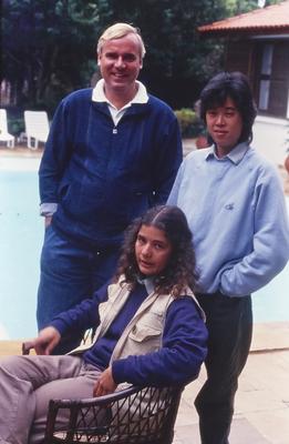 Pessoas não identificadas em frente a piscina