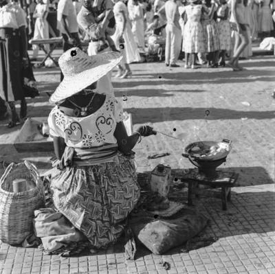 Vendedora de acarajé na procissão de Nosso Senhor dos Navegantes