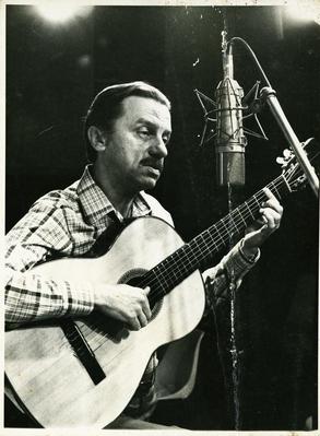 Paulinho Nogueira ao microfone com o violão