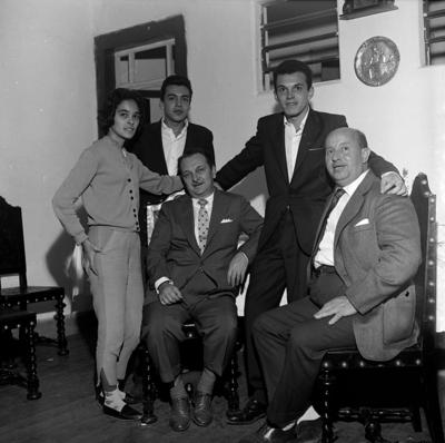 Herivelto Martins (sentado à esquerda), entre outros