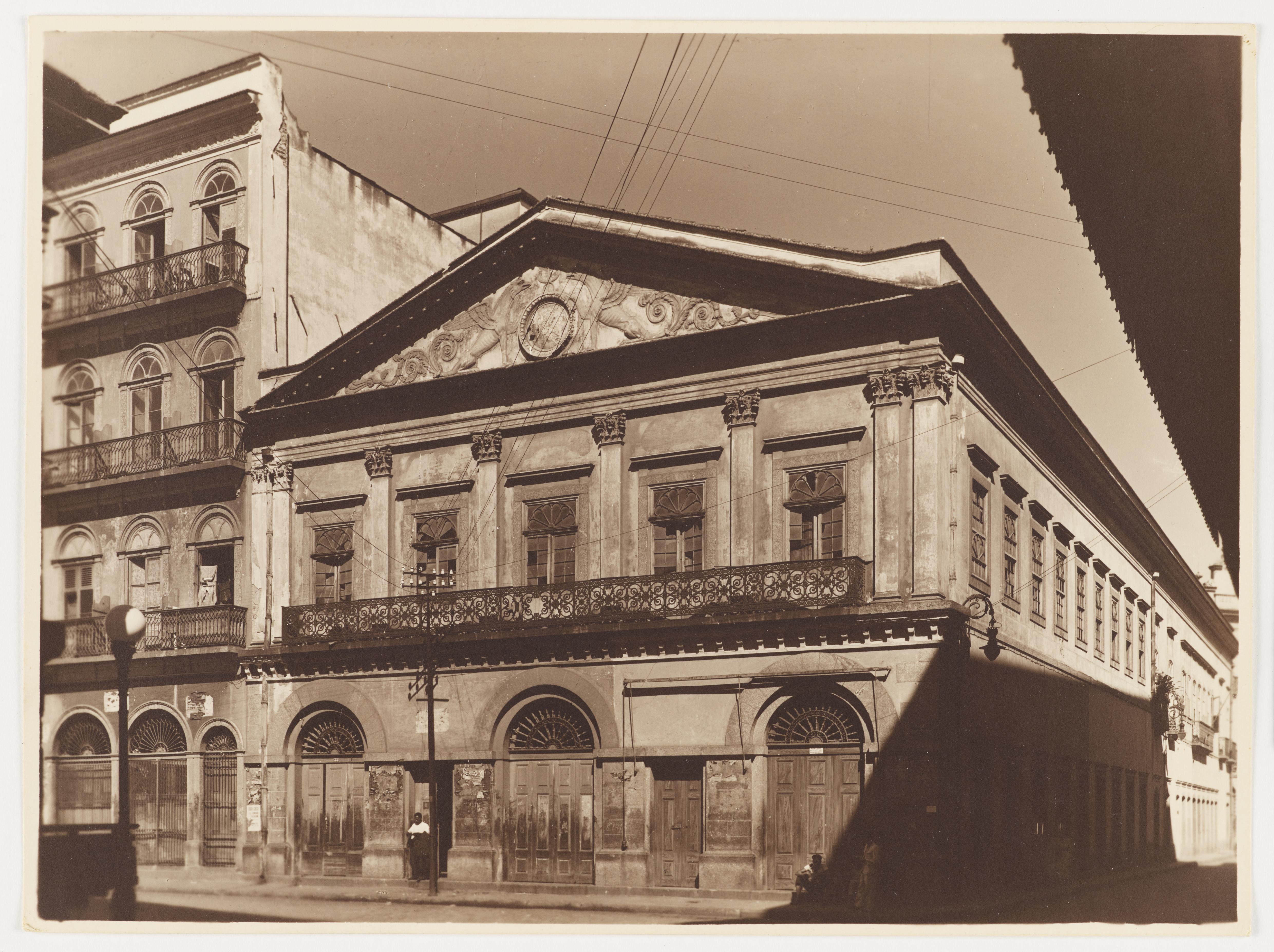 Prédio e palacete nas imediações da Praça XV de Novembro