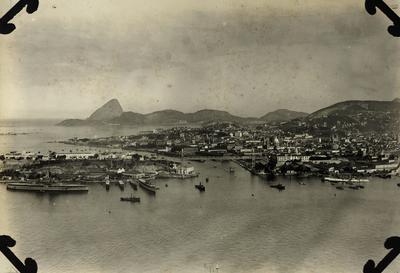 Vista da ilha das Cobras, Praça XV de Novembro; ao fundo, o Morro do Castelo e o Pão de Açúcar