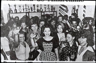 Emilinha Borba e fãs (reprodução de periódico)