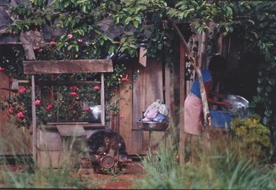 Mulher ao lado de poço