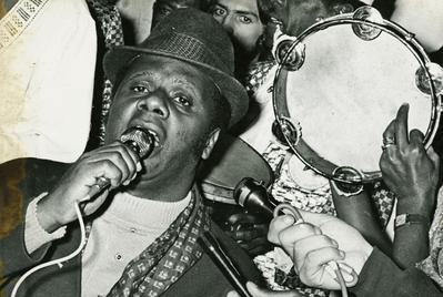 Candeia ao microfone