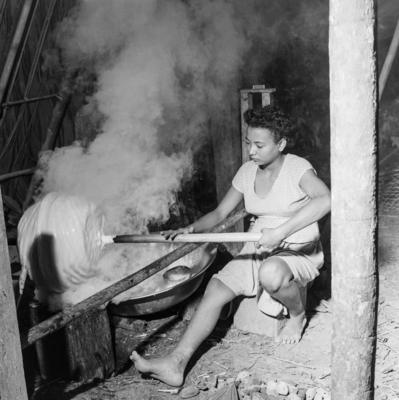 Ilha de Marajó - Mulher defumando látex