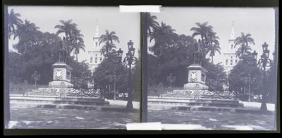 Monumento em homenagem a Duque de Caxias; ao fundo, a Igreja de Nossa Senhora da Glória do Outeiro