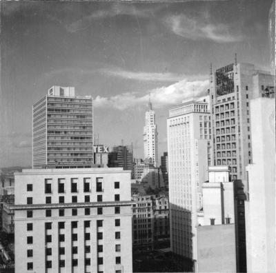 Edifício Altino Arantes, conhecido como Prédio do Banespa ou Banespão, ao centro em segundo plano