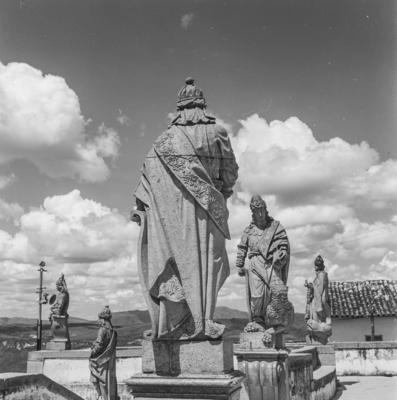 Profeta Oséias de costas e Profeta Daniel de frente