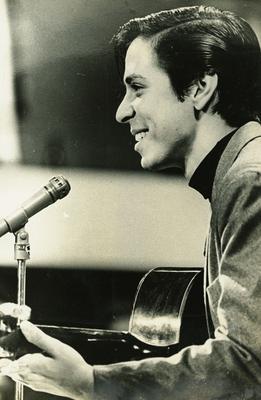 Edu Lobo ao microfone com o violão