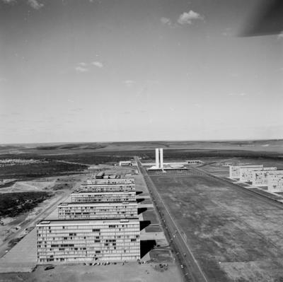 Vistas aéreas de Brasília, Esplanada dos Ministérios e Praça dos Três Poderes ao fundo.