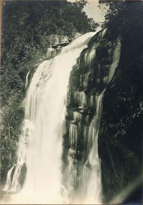 Cascata "Véu da Noiva", no rio Ipiranga, km 66