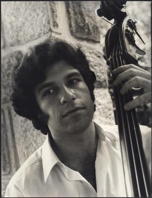 Ernesto Gonçalves com o contrabaixo