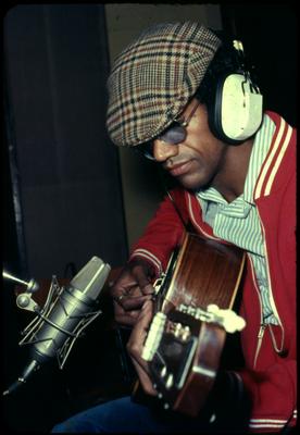 Jorge Ben Jor ao microfone com o violão