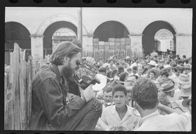 Jorge Bodanzky filmando para reportagem sobre o mito do Divino