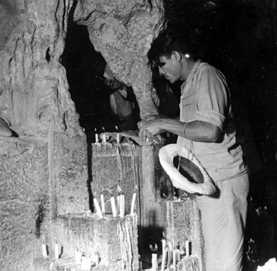 Romeiros acendendo velas