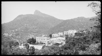 Grande Hotel Internacional e o Morro do Corcovado a partir de Santa Teresa