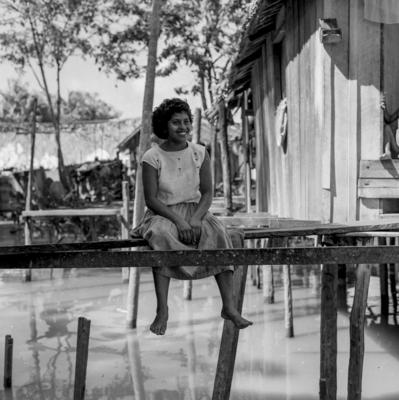 Vila da Barca, palafitas flutuantes, mulher