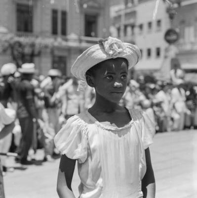 Crianças desfilando em agremiações carnavalescas