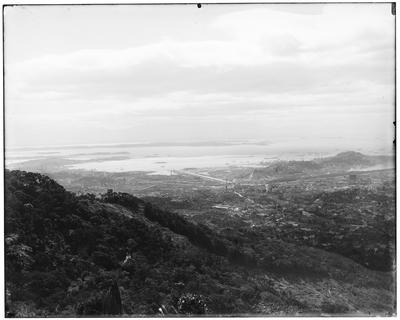 Panorama da região central e da zona norte da cidade; ao fundo, a Ilha do Governador