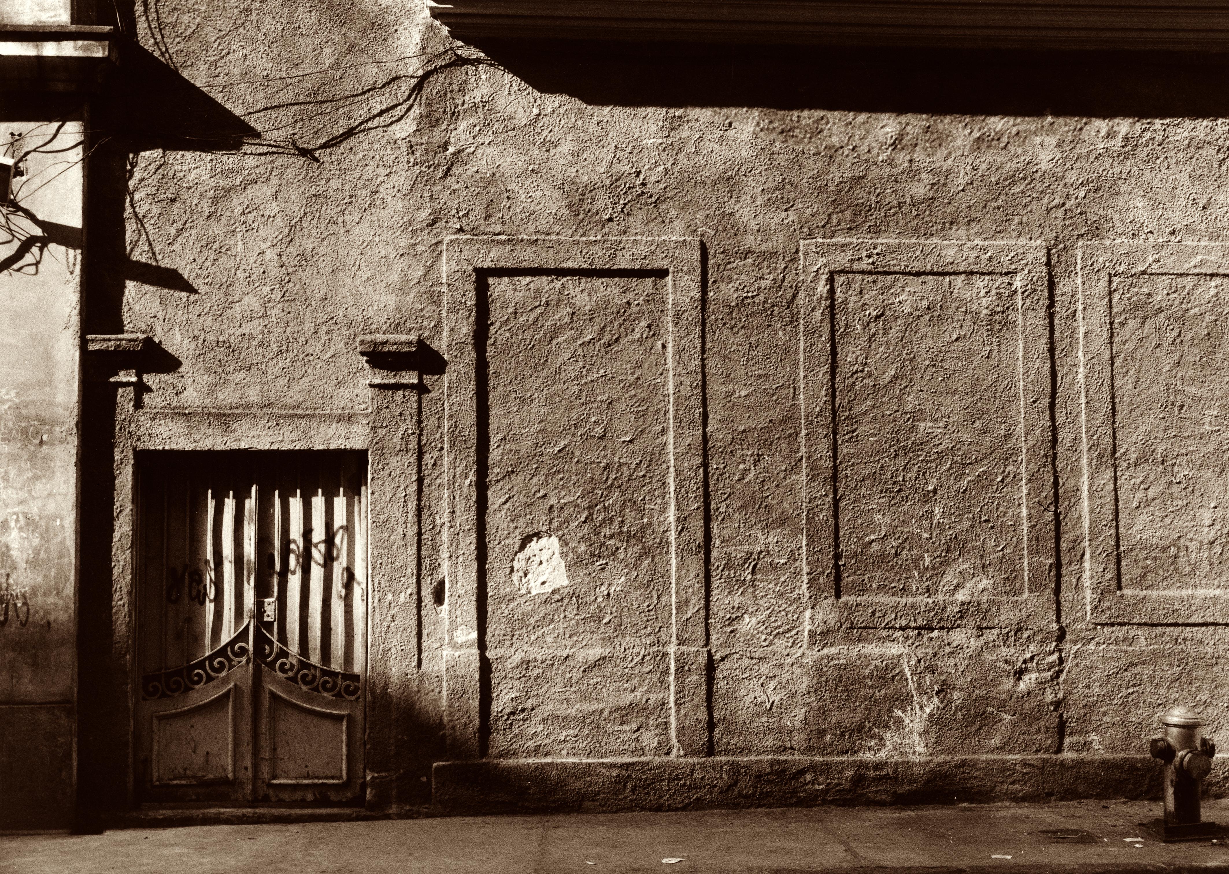 Fachada de imóvel com porta e janelas lacradas