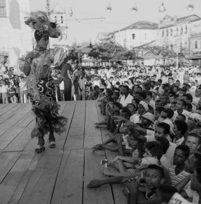Homem fantasiado de mulher no carnaval