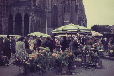 Mercado em frente à Catedral de Ulm [Ulmer Munster]